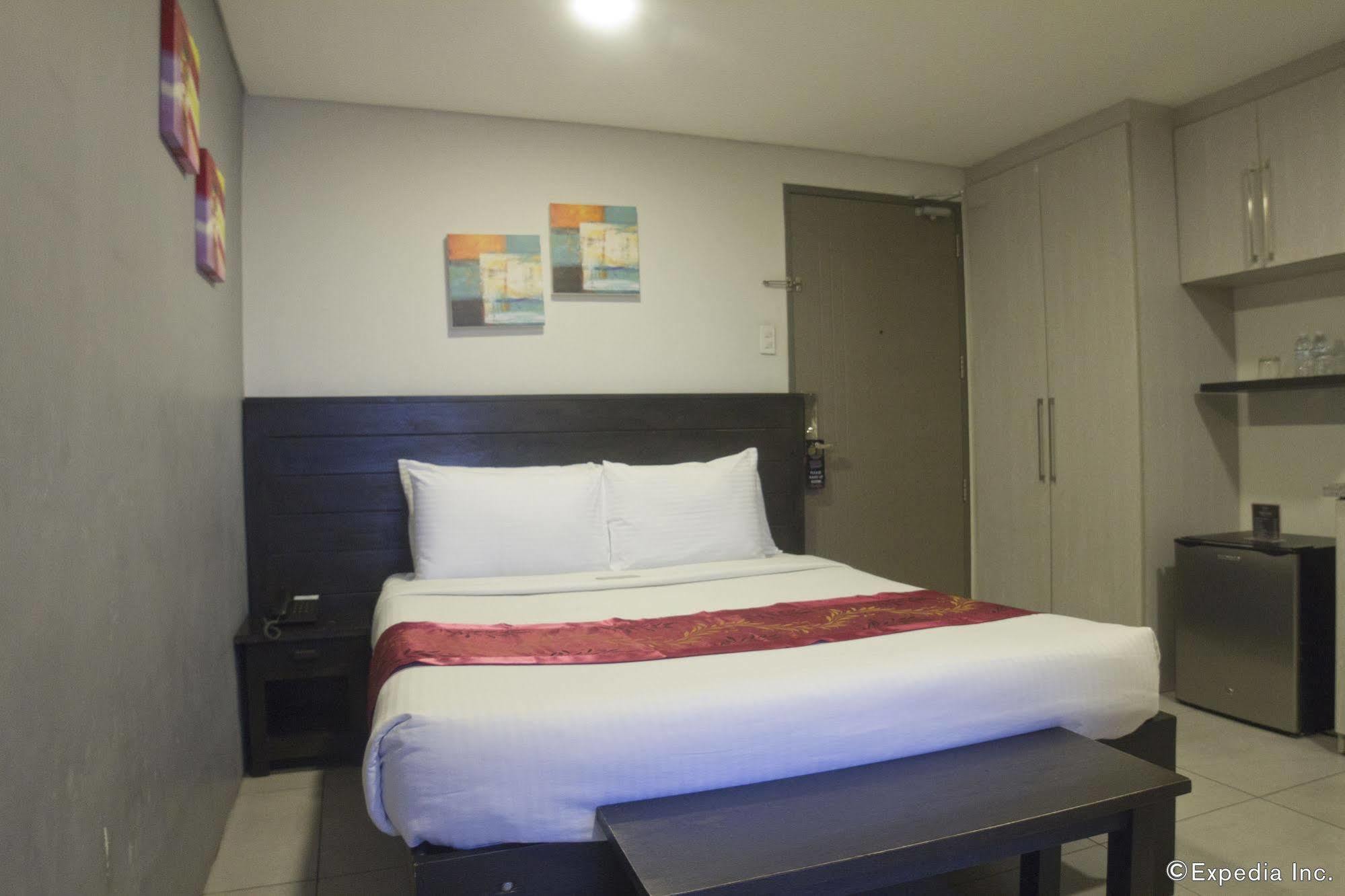 Jade Hotel And Suites Makati City Exterior photo
